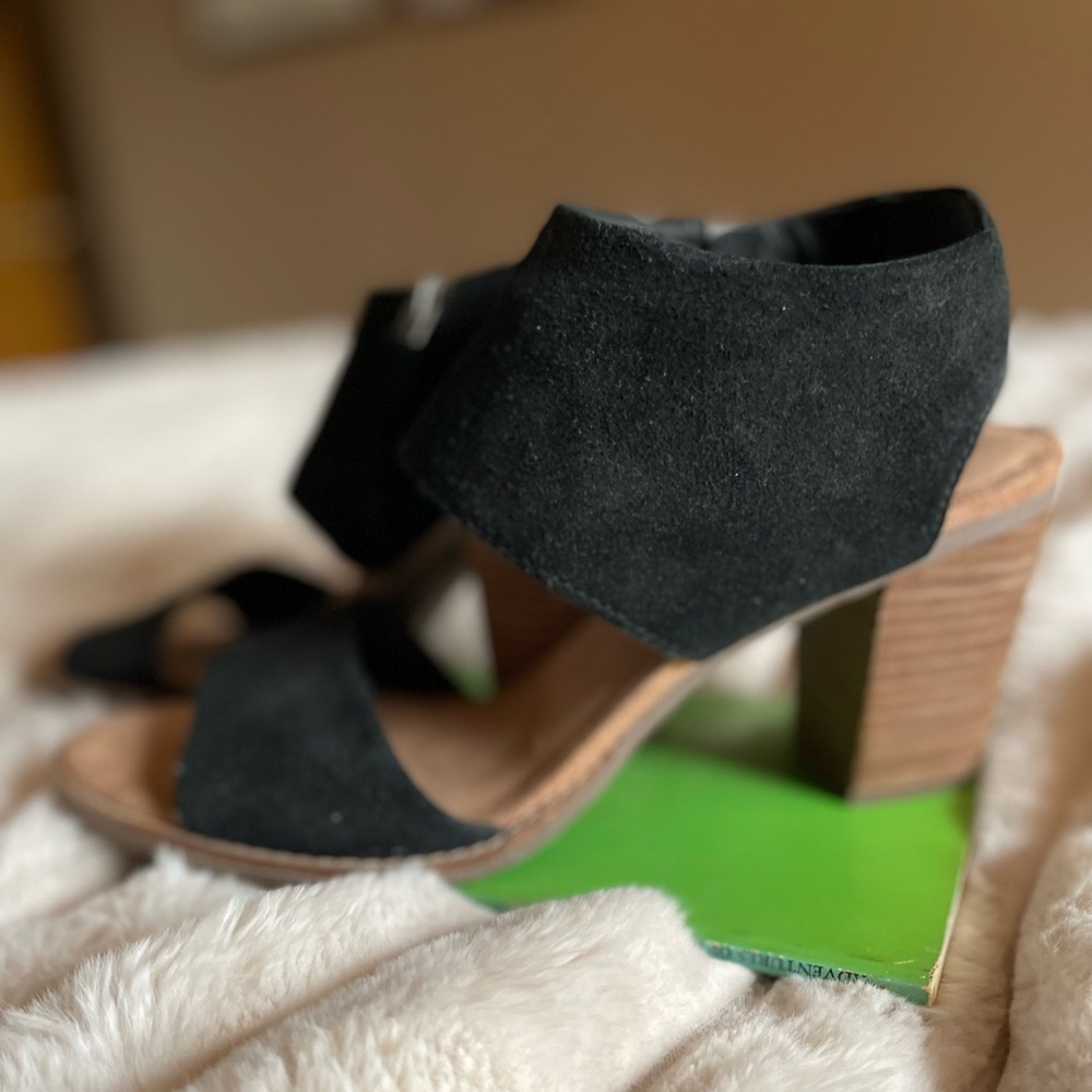 TOMS Black sandals W 9 - EUC
